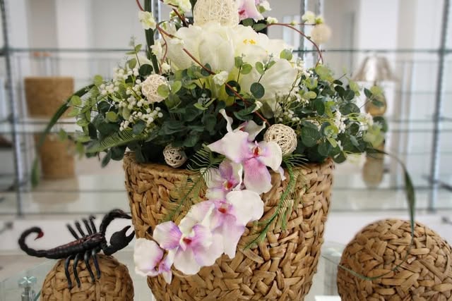 Bellissimo-Archiv: florales Arrangement im geflochtenen Korb
