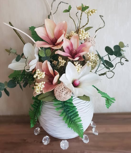 Originalaufnahme von Bellissimo: rosa und weiße Blüten in einer strukturierten weißen Vase